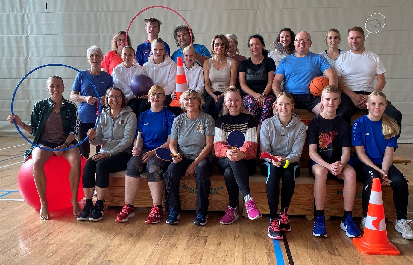 Inhaltsbeschreibung: Gruppenfoto mit 22 Übungsleiterinnen und Übungsleitern, die sich 2023 zum gemeinsamen Gedankenaustausch in der Gäuhalle getroffen haben.